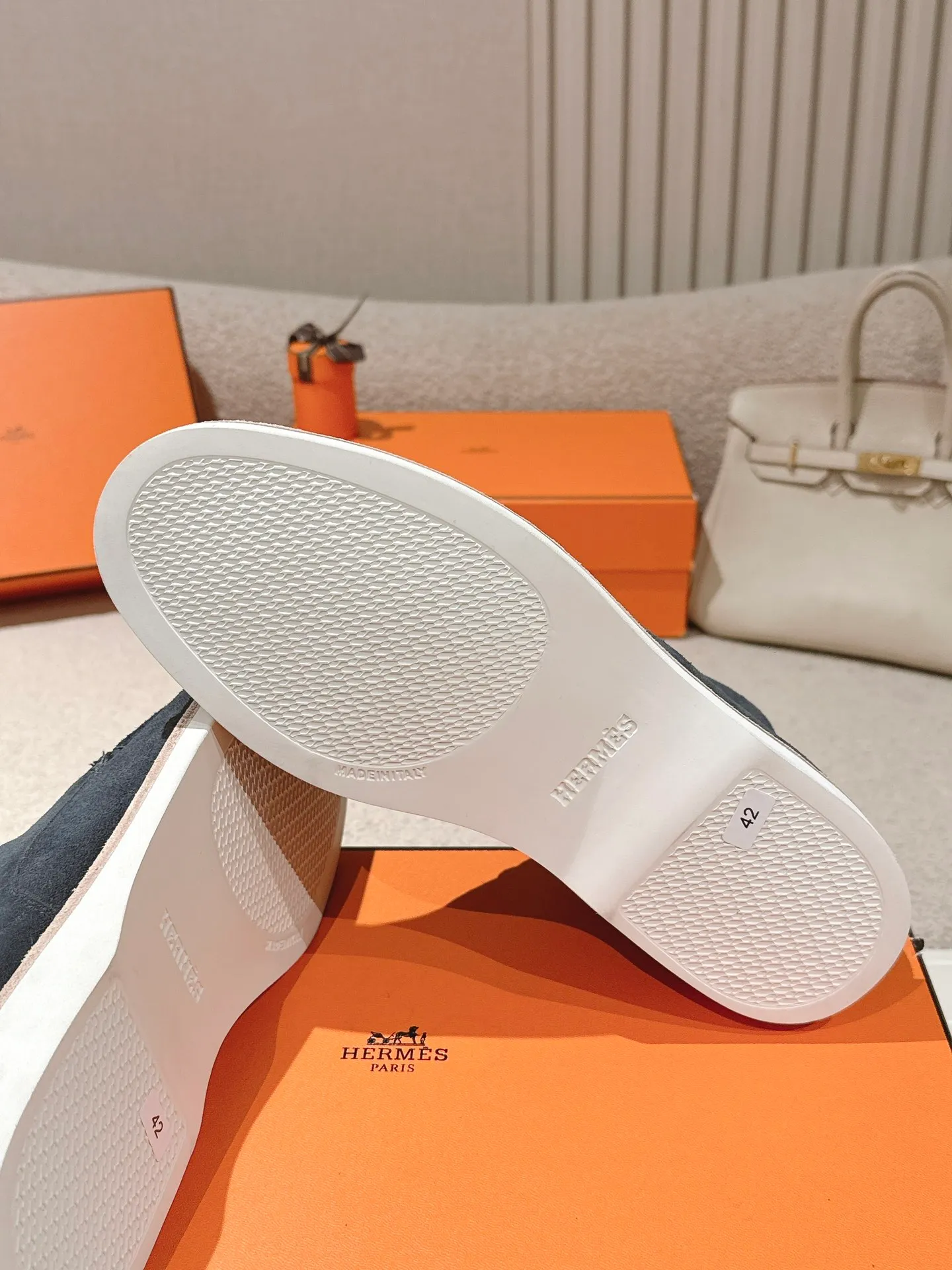 Men's Men's Shoes 660💰 Hermes men's size #26ss calfskin derby shoes, decorated with signature "H Diamant" details for a stylish and casual style. Fabric: Cow suede Lining: Mixed sheep lining Outsole: Genuine leather welt + original TPU Bottom thickness: 3CM Code number: 39-45 (customized at 46.47)